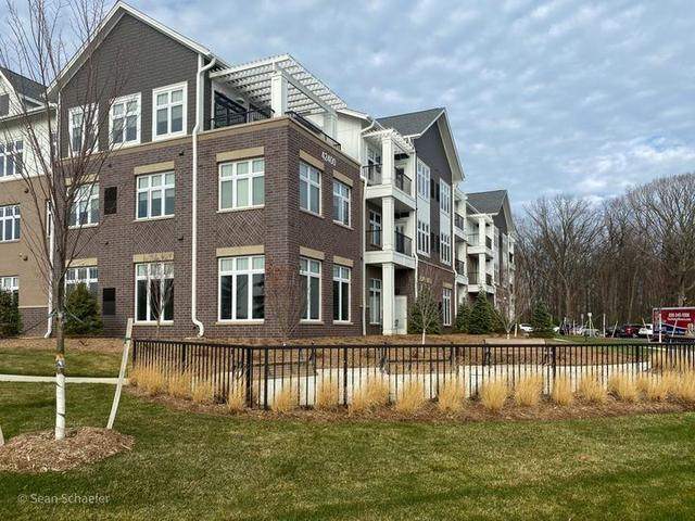 Custom aluminum picket fence